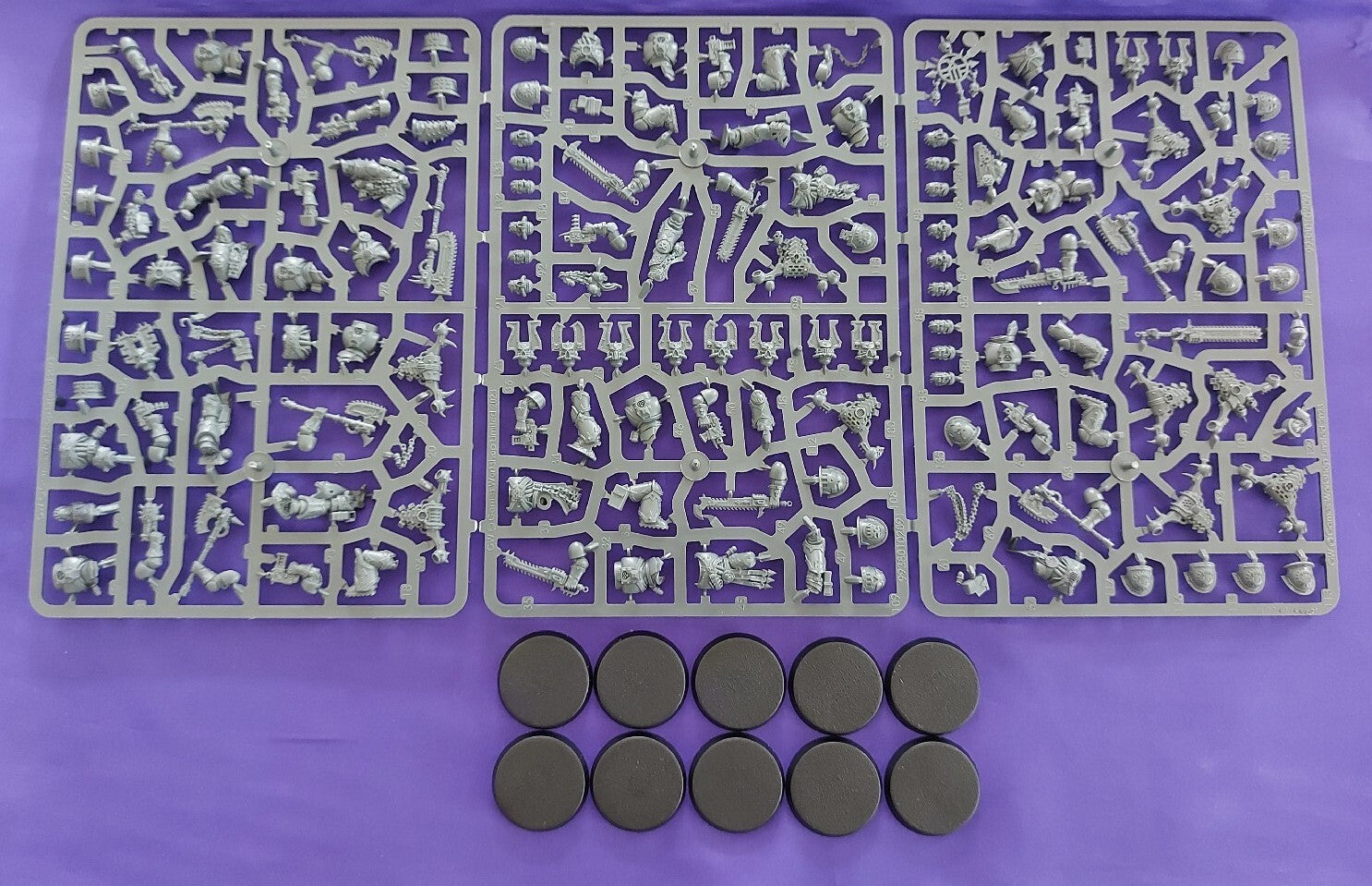 Warhammer 40K- Khorne World Eaters 10 Berzerkers, NEW on sprue with bases