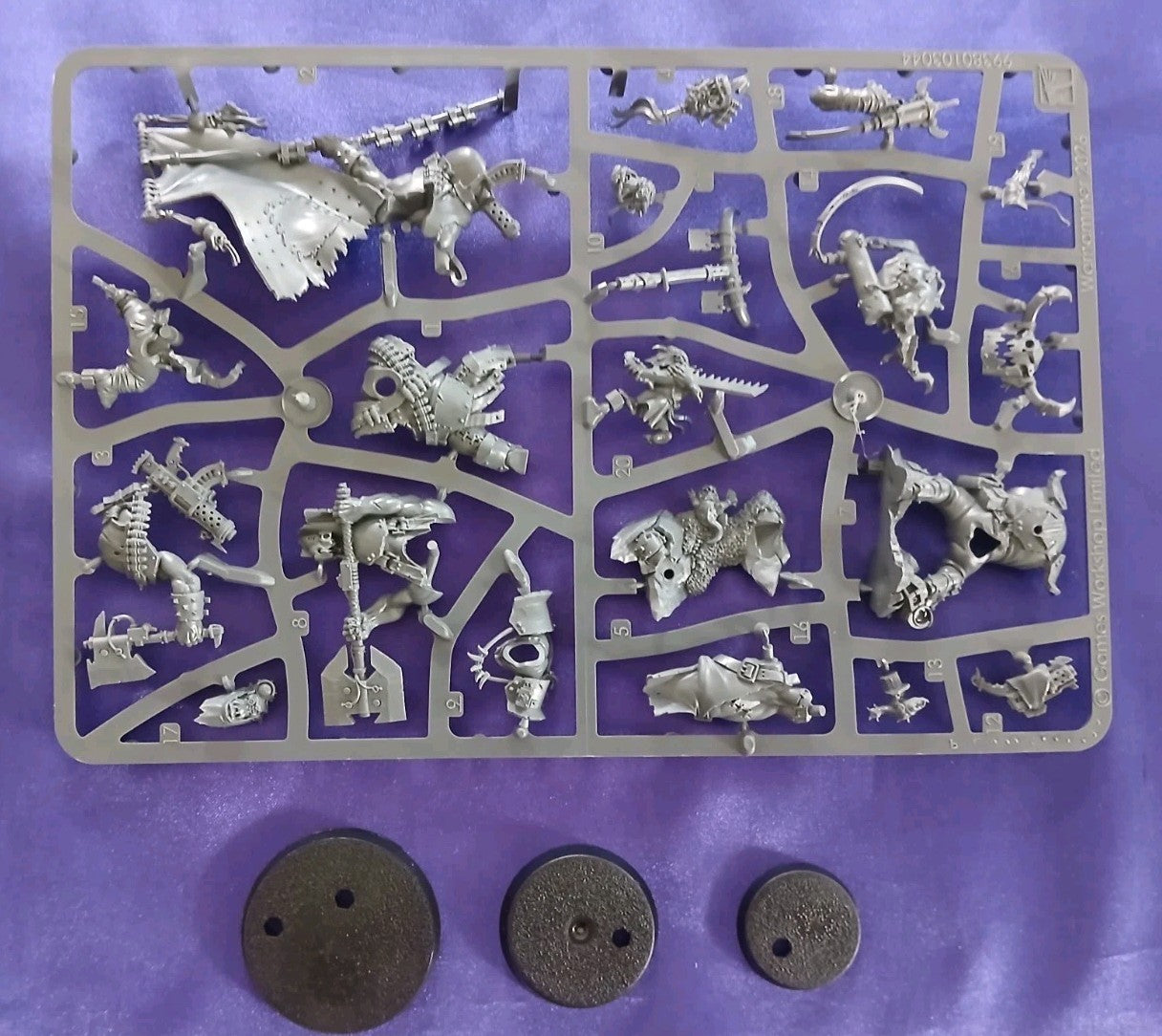 Warhammer 40k ARMAGEDDON Orks Bannernob + Painboy + Grot, NEW