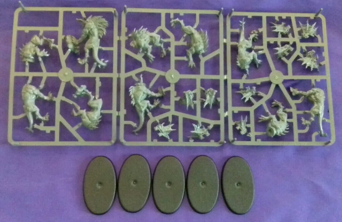 Warhammer - Age of Sigmar - Khorne - 5 Flesh Hounds, NEW on sprue with bases