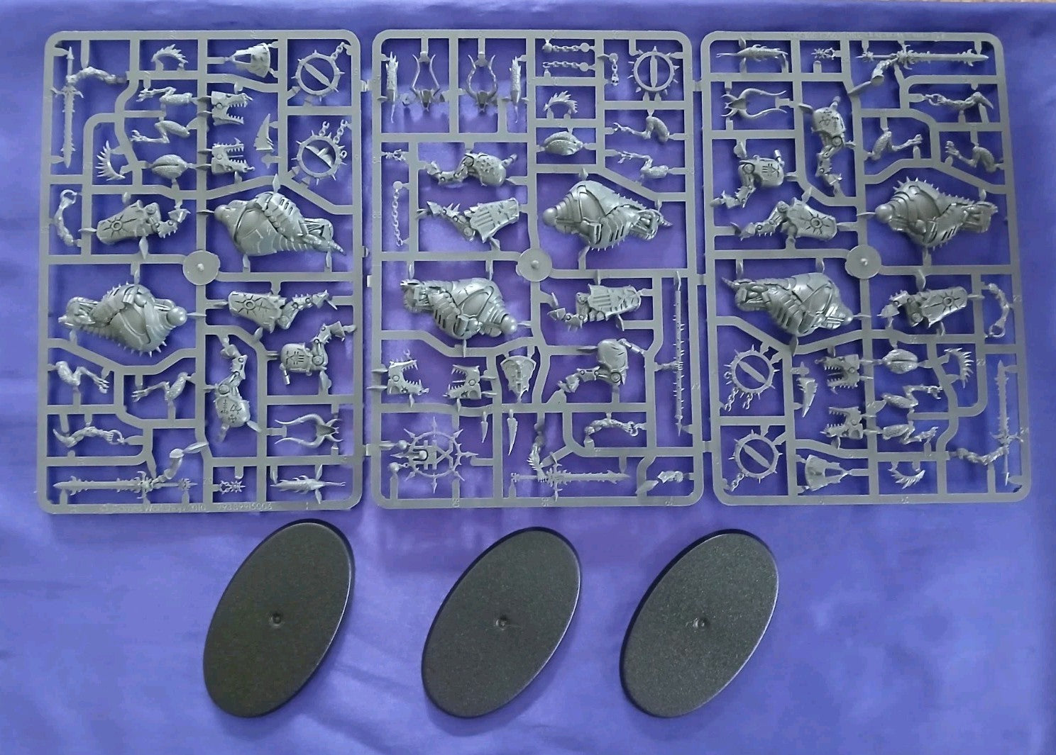 3 Bloodcrushers, Warhammer 40K, NEW on sprue with bases