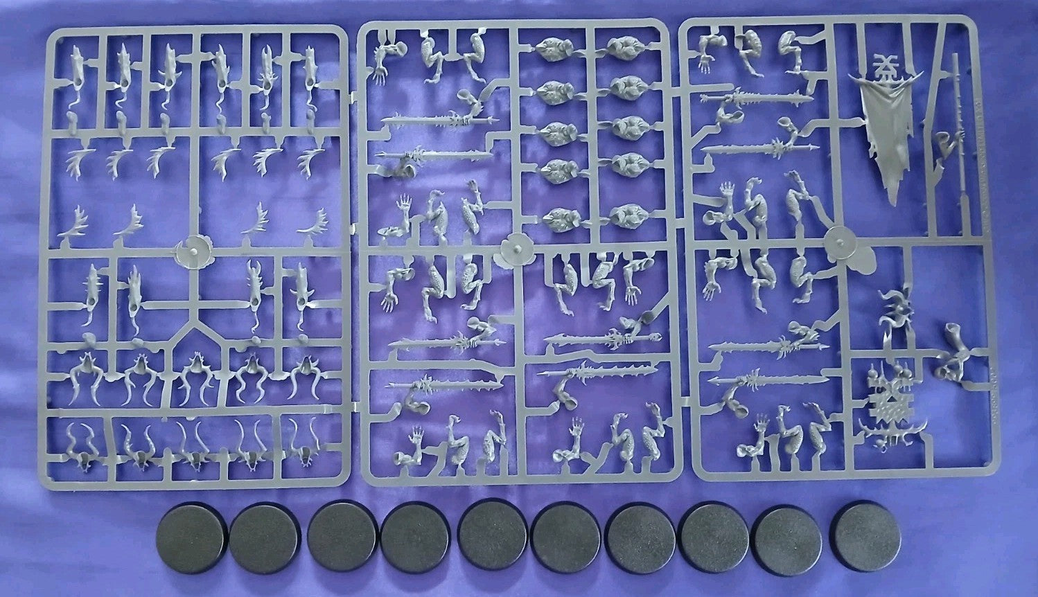 10 Bloodletters Warhammer 40K, NEW on sprue with bases
