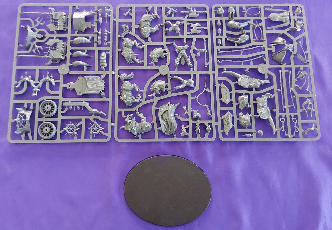 Warhammer - Slaves to Darkness - Chaos Chariot - NEW with base