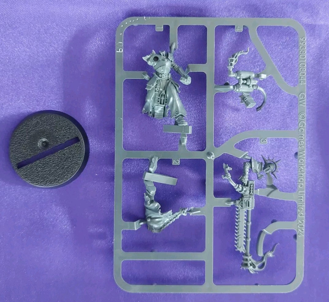 Warhammer 40K - Imperial Agents - Ministorum Priest with Vindicator, NEW